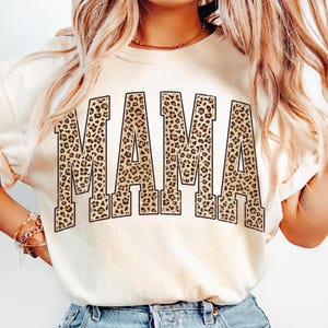 Mamá Leopardo PNG, Fuente Universitaria Extendida Mamá PNG, Estampado de Leopardo PNG, Clipart de Moda, Mamá PNG, Diseño de Sublimación de Mamá, Fuente Universitaria