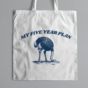 K&ouml;nnte beinhalten: Wei&szlig;e Einkaufstasche mit blauem Text "My Five Year Plan" und einer blauen Illustration eines Strau&szlig;es mit gesenktem Kopf.