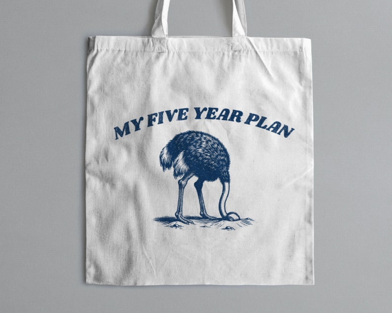 K&ouml;nnte beinhalten: Wei&szlig;e Einkaufstasche mit blauem Text "My Five Year Plan" und einer blauen Illustration eines Strau&szlig;es mit gesenktem Kopf.