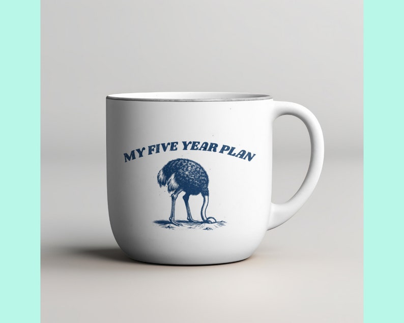 K&ouml;nnte beinhalten: Eine wei&szlig;e Keramiktasse mit einer blauen Illustration eines Strau&szlig;es, der seinen Kopf in den Sand steckt, und dem Text "MY FIVE YEAR PLAN".