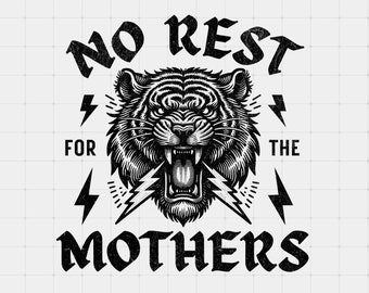 Może przedstawiać: Czarno-biała grafika przedstawiająca głowę ryczącego tygrysa z napisem "NO REST FOR THE MOTHERS". Ilustracje błyskawic otaczają tygrysa. Projekt ma styl vintage inspirowany tatuażami.