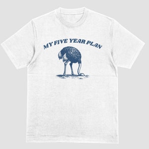 K&ouml;nnte beinhalten: Wei&szlig;es T-Shirt mit einer blauen Grafik einer Strau&szlig; mit gesenktem Kopf und dem Text "MY FIVE YEAR PLAN" dar&uuml;ber.