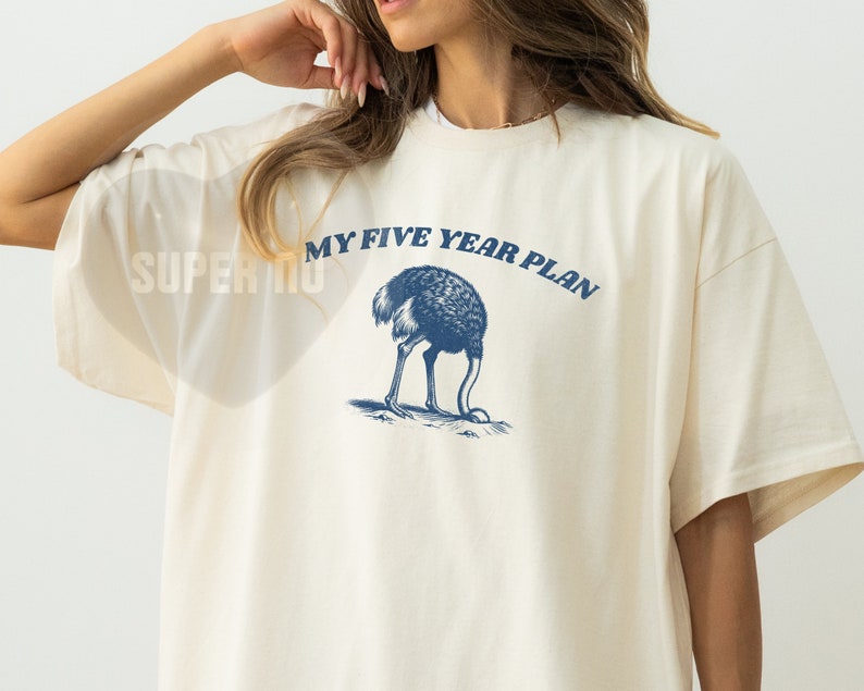 K&ouml;nnte beinhalten: Ein wei&szlig;es T-Shirt mit einer blauen Grafik einer Strau&szlig;envogel mit dem Text "My Five Year Plan" darauf.