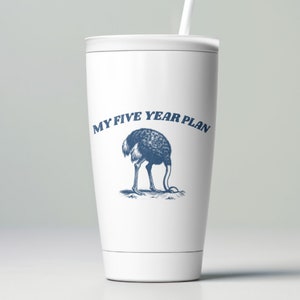K&ouml;nnte beinhalten: Wei&szlig;e Reisebecher mit einer blauen Illustration eines Strau&szlig;es, der seinen Kopf in den Sand steckt, und dem Text "MY FIVE YEAR PLAN".