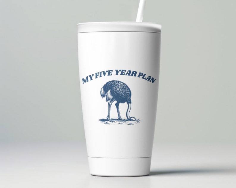 K&ouml;nnte beinhalten: Wei&szlig;e Reisebecher mit einer blauen Illustration eines Strau&szlig;es, der seinen Kopf in den Sand steckt, und dem Text "MY FIVE YEAR PLAN".