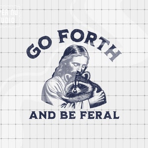 Può includere: Un design grafico blu e bianco con un uomo con i capelli lunghi che tiene un procione. Il testo "GO FORTH AND BE FERAL" è scritto in un font vintage.