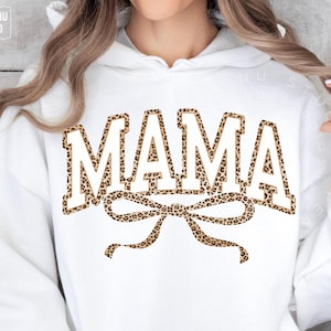 Lazo de coqueta de leopardo para mamá, PNG, Mamá universitaria, PNG, Estampado de leopardo, Camisa de mamá, PNG, Mamá retro, Mamá, PNG de sublimación para el Día de la Madre