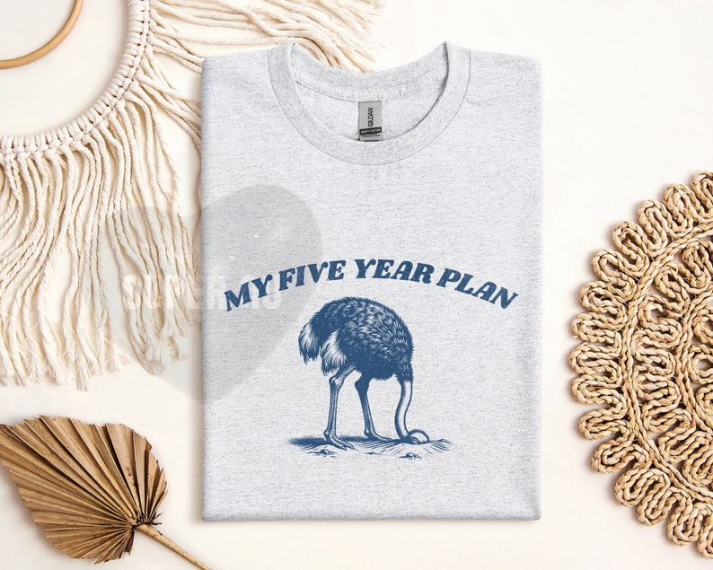 K&ouml;nnte beinhalten: Ein graues T-Shirt mit einer blauen Grafik einer Strau&szlig; mit dem Kopf im Sand und dem Text "My Five Year Plan".