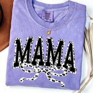 Lazo coqueto con estampado de vaca de mamá PNG, Mamá universitaria PNG, Estampado de vaca PNG, Camisa de mamá PNG, Mamá retro PNG, Mamá PNG, Sublimación del Día de la Madre PNG