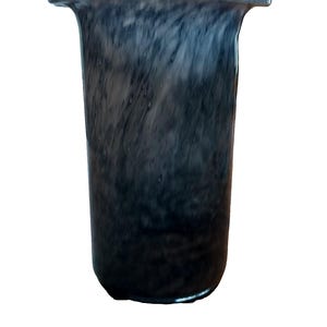 Peut inclure: Un vase cylindrique en verre présentant un motif marbré gris fumé foncé et noir sur tout le corps. Le récipient possède un bord large et légèrement évasé au sommet ainsi qu'une base arrondie, offrant une finition lisse et polie avec des variations subtiles de densité de couleur.