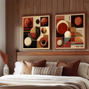 Puede incluir: Un dormitorio con una cabecera de madera y un edredón blanco. Dos impresiones de arte geométrico abstracto con círculos y cuadrados rojos, blancos y negros cuelgan sobre la cama.