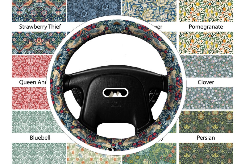 Pu&ograve; includere: Un volante nero con una copertura fantasia con uccelli, bacche e fogliame nei toni del blu, rosso e beige. L'immagine mostra anche vari modelli di tessuto, tra cui disegni floreali e botanici.