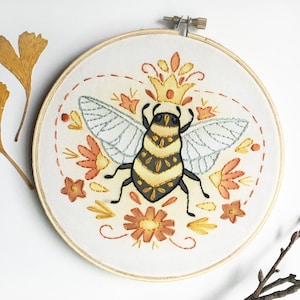 Queen Bee Beginner Embroidery color printed Sampler, Modern Hand Embroidery Hoop Art Design, DIY Sampler