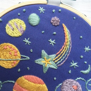 Planets and Stars Hand Embroidery 4 inch printed fabric Stitch Sampler, cosmic rainbow solar system, perfect for beginners zdjęcie 2