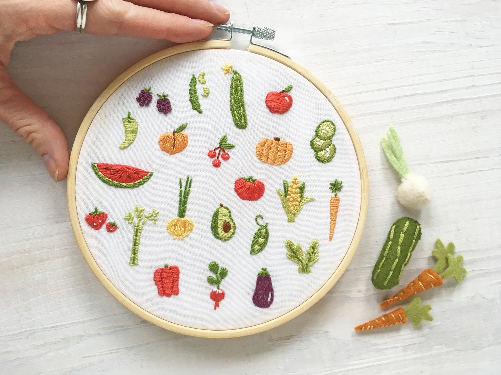 小さな果物と野菜の手刺繍パターンPDFダウンロード、刺繍枠アート