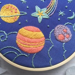 Planets and Stars Hand Embroidery 4 inch printed fabric Stitch Sampler, cosmic rainbow solar system, perfect for beginners zdjęcie 3
