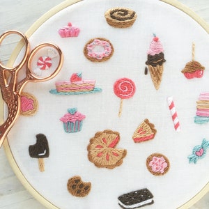 Descargar PDF Patrón de bordado a mano Tiny Sweets, arte del aro de bordado, postre, diseños de comida