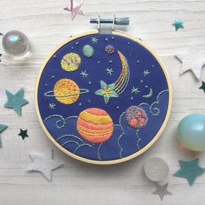Planets and Stars Hand Embroidery 4 inch printed fabric Stitch Sampler, cosmic rainbow solar system, perfect for beginners zdjęcie 1