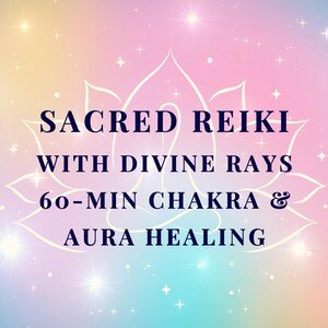 Op de afbeelding: Een digitale afbeelding met een pastelkleurige gradiëntachtergrond van roze, geel en blauw, met een witte lotusbloemcontour. Vetgedrukte tekst luidt "SACRED REIKI WITH DIVINE RAYS 60-MIN CHAKRA & AURA HEALING". Sterren en glitters zijn over de afbeelding verspreid.