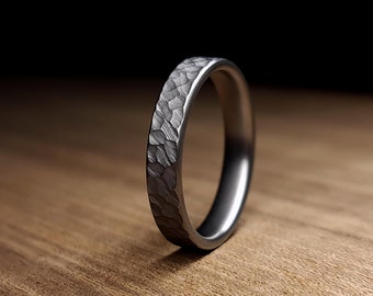 Gehämmerter Titanring für Männer und Frauen Minimalistischer Ring Dunkelgrauer Ehering Handgemachter Moderner Leichter dauerhafter Ring Einzigartiges Geschenk für Ihn