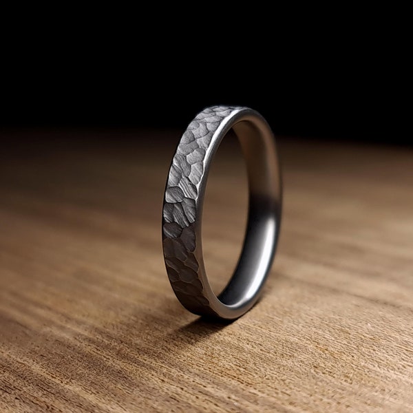 Anello in titanio martellato per uomo e donna, anello minimalista, fede nuziale grigio scuro, anello moderno, leggero e resistente, regalo unico per lui