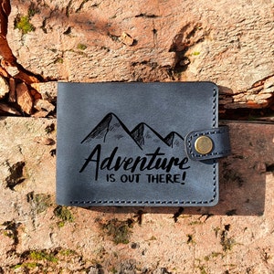 ABENTEUER ist aus Geschenk, Bergmonogramm, Waldkieferntannenbaumgeschenk, Fluss auf Bergleder-personalisierter Geldbörse