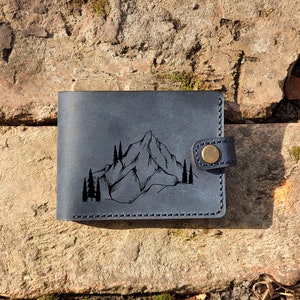 Berg Wald Haus Mond Tag Sonne Tanne Pine Baum Soul Hill Leder personalisierte zweifache Brieftasche Weihnachten Geburtstagsgeschenk