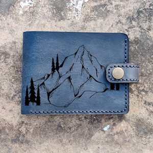 Berg Wald Haus Mond Tag Sonne Tanne Kiefer Baum Seele Hügel Fluss Leder Bifold Brieftasche Geburtstag Weihnachten Weihnachtsgeschenk