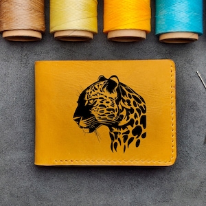 Sitzender Gepard Geschenk, Gepard Bräutigam, Wildkatze individuelles Geschenk, Gepard Ehemann Geschenk, Gepard Logo, Gepard personalisiert, Bifold Portemonnaie
