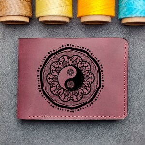 Yin Yang Fish Good and Evil Mandala Lotus Om Flowers Culture Book Fantasy Trip Camp Cartera clásica plegable de cuero personalizada