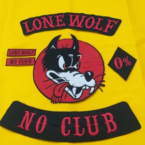 Puede incluir: Un fondo de tela amarillo con parches bordados en negro y rojo. Los parches incluyen un lobo de dibujos animados con una lengua roja, las palabras "Lone Wolf", "No Club" y "0%".