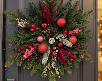 Luxe rode kerststerrenkrans, elegante feestelijke deurdecoratie, bordeauxrode winterse wanddecoratie, exclusieve kerstdecoratie voor hotels en restaurants