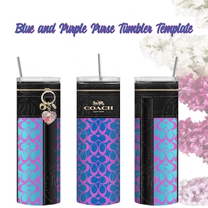 Puede incluir: Tres vasos Coach con un diseño de bolso azul y morado. Los vasos tienen una parte superior negra similar al cuero con un detalle de cremallera y un logotipo de Coach. El cuerpo de los vasos presenta un patrón repetido de Cs entrelazadas azules y moradas. Un vaso tiene un dije.