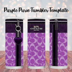 Puede incluir: Vaso morado con diseño de bolso. El vaso presenta un patrón de logotipo Coach morado y blanco, un diseño de cremallera y un dije en forma de corazón. El texto "Purple Purse Tumbler Template" está en la parte superior.