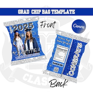Può includere: Un modello di sacchetto di patatine blu e argento glitterato con la scritta "GRAD CHIP BAG TEMPLATE". La parte anteriore della borsa presenta due laureati e la scritta "2025", "COURTNEY" e "MURRAH HIGH SCOOL". Il retro della borsa dice "CONGRATS".
