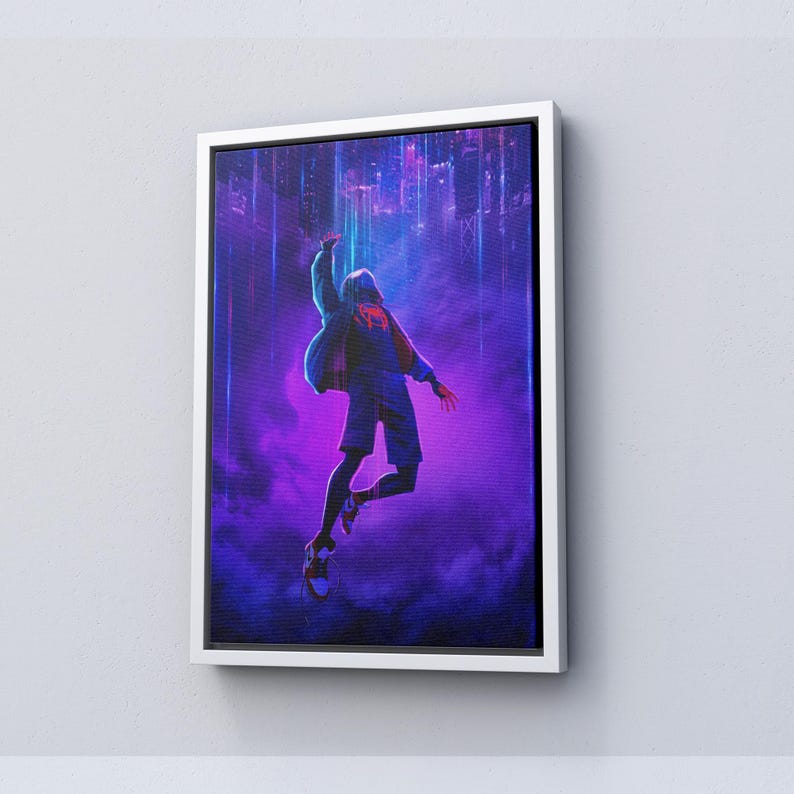 K&ouml;nnte beinhalten: Gerahmtes Kunstwerk mit einer Figur in einem Superheldenanzug, die sich vor einer lebendigen lila und blauen Stadtlandschaft in der Luft befindet. Das Kunstwerk ist in einem wei&szlig;en Rahmen eingefasst, was einen auff&auml;lligen visuellen Kontrast erzeugt. Das Gesamtthema ist Action und Abenteuer.