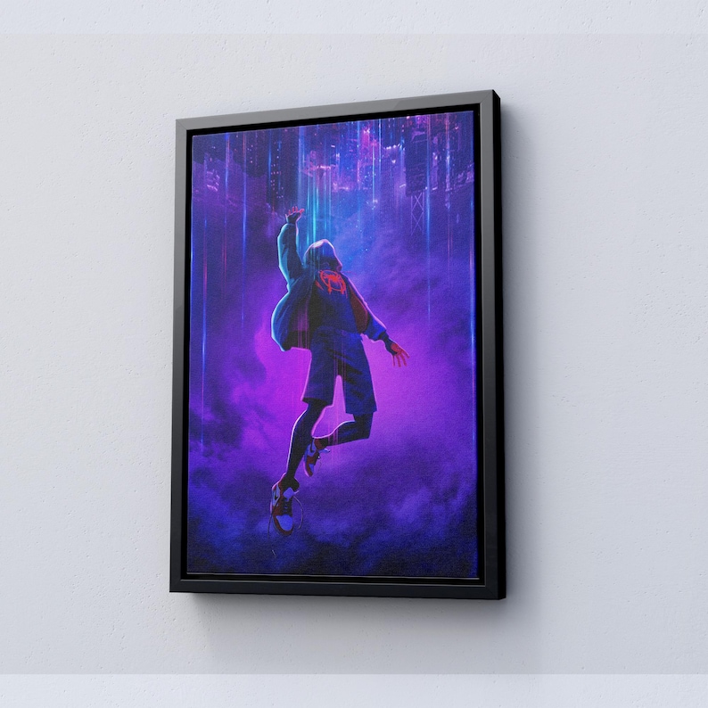 K&ouml;nnte beinhalten: Gerahmtes Kunstwerk mit einer Figur in einem blauen Kapuzenpullover und Shorts, die sich vor einer violett-blauen Stadtlandschaft in der Luft befindet. Das Kunstwerk hat einen schwarzen Rahmen und ist an einer wei&szlig;en Wand befestigt.