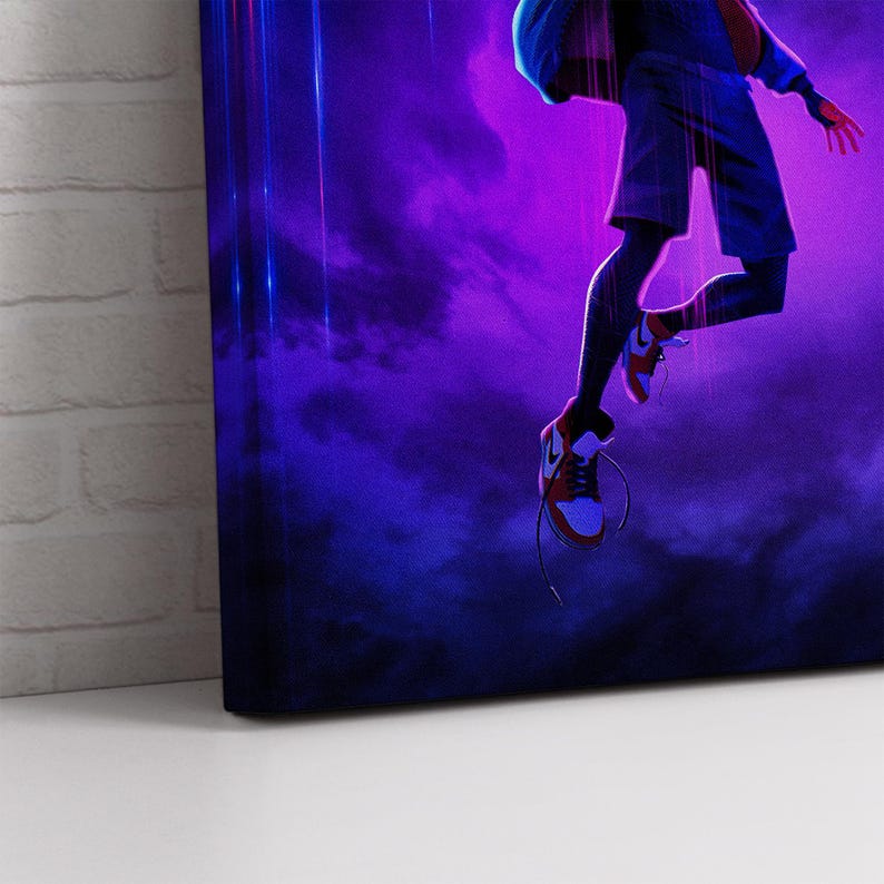 K&ouml;nnte beinhalten: Leinwanddruck mit einer dynamischen Illustration einer Figur in der Luft, vor einem lebendigen lila und blauen Hintergrund. Die Figur tr&auml;gt blaue Shorts, einen Rucksack und rot-wei&szlig;e Turnschuhe. Das Kunstwerk hat einen modernen Comic-Stil.