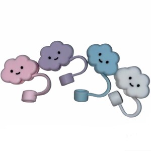 Pode incluir: Quatro rolhas de garrafa de silicone em forma de nuvem em rosa, roxo, azul e branco. Cada rolha tem um rosto sorridente e um gancho para pendurar facilmente.