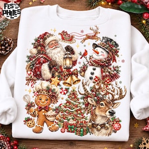 Op de afbeelding: Een wit sweatshirt met ronde hals en een kleurrijke kerstafbeelding. Het ontwerp bevat de Kerstman met een lantaarn, een sneeuwpop, een peperkoekmannetje, een rendier, een versierde kerstboom, cadeautjes en een arrenslee.