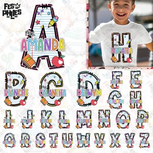 Op de afbeelding: Een set kleurrijke alfabetletters met een schoolthema. Elke letter is versierd met een notitieboekje, een potlood en een appel. De letters zijn in een zwarte omtrek met een witte achtergrond. De letters zijn voor de namen: Blanche, Calantha, Delwyn, Guinevere, Hypatia, I, J, K, L, M, N, O, P, Q, R, S, T, U, V, W, X, Y, Z.