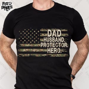 Papá retro, esposo, protector, héroe (Personaje con camiseta de camuflaje), camisa de caza (Personaje con camiseta de camuflaje), el mejor papá (Personaje con camiseta de camuflaje), papá militar (Personaje con camiseta de camuflaje), regalo del Día del Padre (Personaje con camiseta de camuflaje)