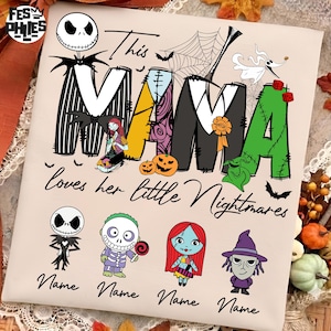 Könnte beinhalten: Ein helles T-Shirt mit dem Text This MAMA loves her little Nightmares. Das Design enthält stilisierte Buchstaben, Illustrationen von Jack Skellington, Sally, Zero und Oogie Boogie sowie vier Zeichentrickfiguren und Platzhalter für Namen.