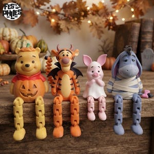Puede incluir: Cuatro figuras decorativas que representan a Winnie the Pooh como calabaza, Tigger como diablo, Piglet como fantasma y Eeyore como momia. Cada personaje tiene piernas articuladas colgantes, diseñadas para sentarse en el borde de una superficie.