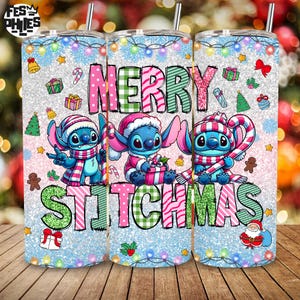 Könnte beinhalten: Drei Edelstahlbecher mit festlichem Design. Die Becher zeigen das Wort "MERRY STITCHMAS" mit Bildern von Stitch in festlicher Kleidung. Der Hintergrund ist ein glitzerndes Hellblau mit weihnachtlichen Grafiken.