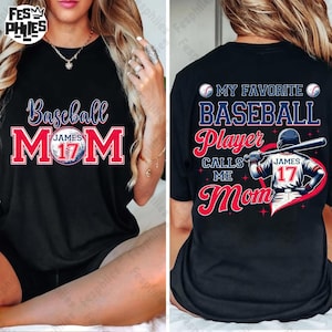 以下が含まれることがあります： 野球をテーマにした黒いTシャツ2枚。シャツの前には「Baseball Mom」の文字と、野球ボールと17の数字が書かれている。シャツの後ろには「My Favorite Baseball Player Calls Me Mom」の文字と、ハートの中に野球選手が描かれている。