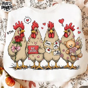 Könnte beinhalten: Weißes Sweatshirt mit vier Cartoon-Hühnern. Jedes Huhn hat einen roten Kamm und Wamme und hält einen Valentinstag-Gegenstand. Dazu gehören eine Rose, ein "Be Mine"-Schild, "Love"-Notizen und ein Teddybär. Das Wort "Kiss" ist geschrieben.