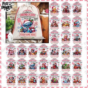 Puede incluir: Un saco de regalo navideño blanco roto con ribete rojo y el texto "A Very Merry Christmas Delivery". El saco presenta un diseño del personaje Stitch azul y el texto "Your Name Here". Diseños adicionales incluyen varios personajes de dibujos animados.