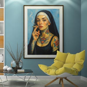 Puede incluir: Obra de arte enmarcada que presenta a una monja tatuada fumando un cigarrillo. El retrato está sobre un fondo azul. La monja lleva un hábito negro y un tocado blanco. La obra se exhibe en una habitación con una silla amarilla.