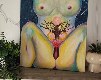 Könnte beinhalten: Ein farbenfrohes Gemälde, das eine weibliche Figur mit einem Baum darstellt, der aus ihrem Bauch wächst. Die Figur ist von einem dunkelblauen Hintergrund mit Sternen und einer Sternschnuppe umgeben. Der Baum hat braune Äste und eine rosa Blüte an der Spitze. Der Körper der Figur ist in Gelb-, Rosa- und Grüntönen gemalt.